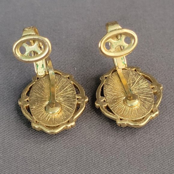 Crown Trifari Signed Vintage Women Gold Tone Metal Cameo Clip On Earrings 3/4 in - Picture 5 of 7